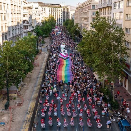 Εικόνα από την παρέλαση του athens oride με άτομα να κρατούν την σημαία
